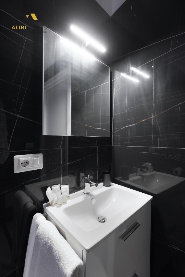 Alibi Suites Suite Museum: Gioiello Con Vista Sul Museo Archeologico Nazionale, Letto E Doccia Con Cromoterapia, Smart Tv, Wifi E A/C 루보디풀리아 외부 사진